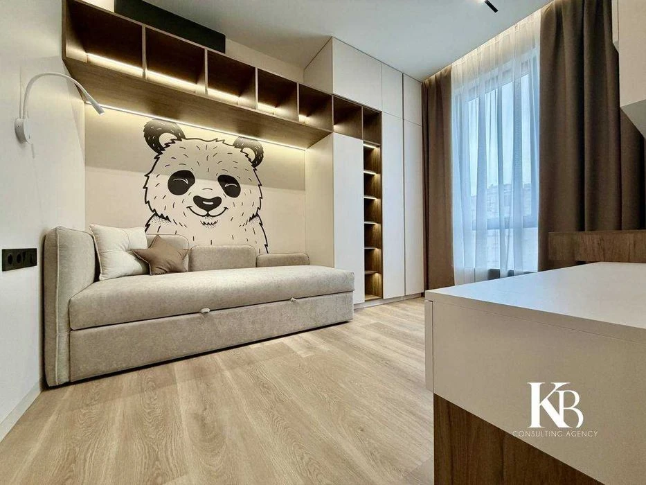 4-room apartment, Center, 90m2, premium renovation, 6 windows,