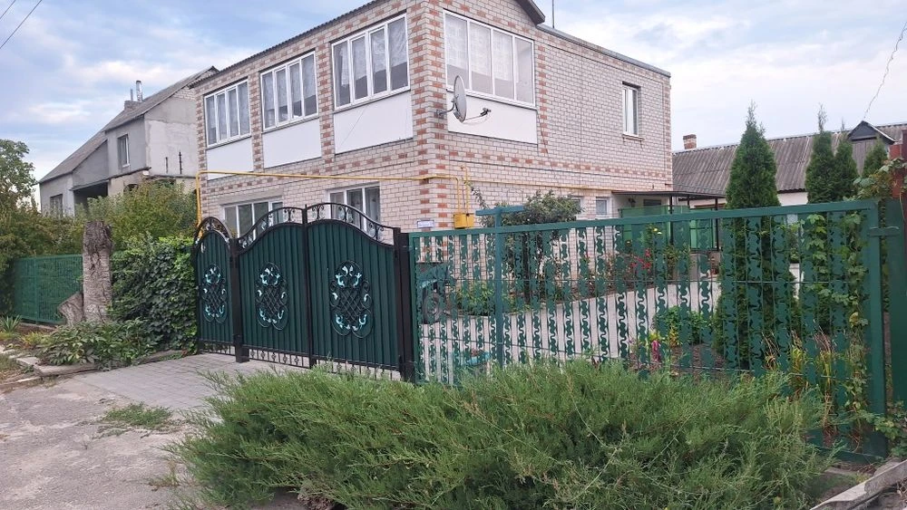 Продам добротний будинок  з житловим флігелем, та просторою