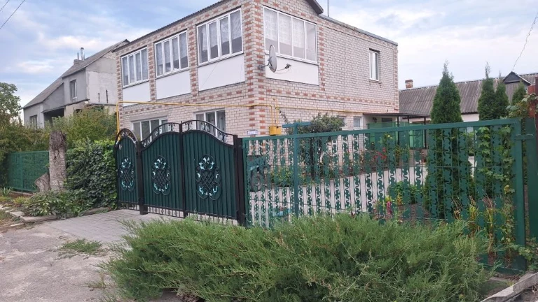 Продам добротний будинок  з житловим флігелем, та просторою
