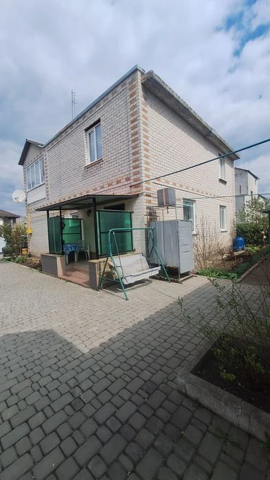 Продам добротний будинок  з житловим флігелем, та просторою