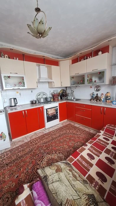 Продам добротний будинок  з житловим флігелем, та просторою
