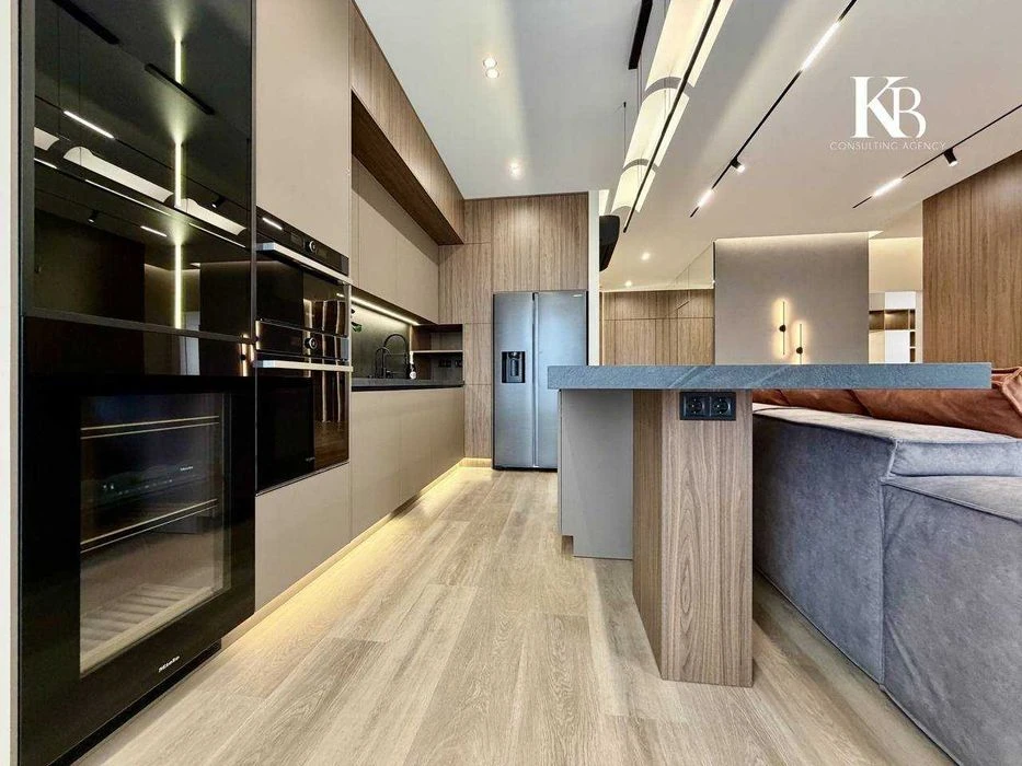 4-room apartment, Center, 90m2, premium renovation, 6 windows,