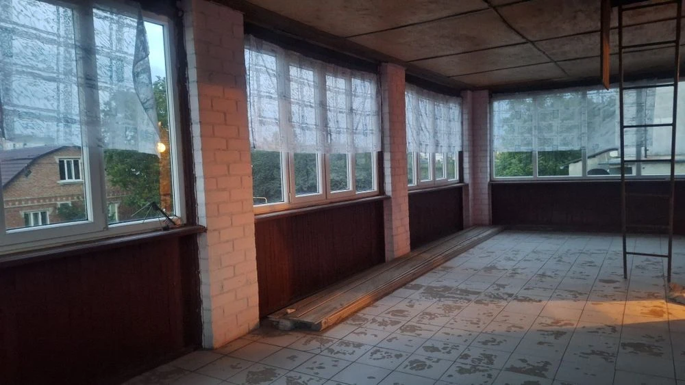 Продам добротний будинок  з житловим флігелем, та просторою
