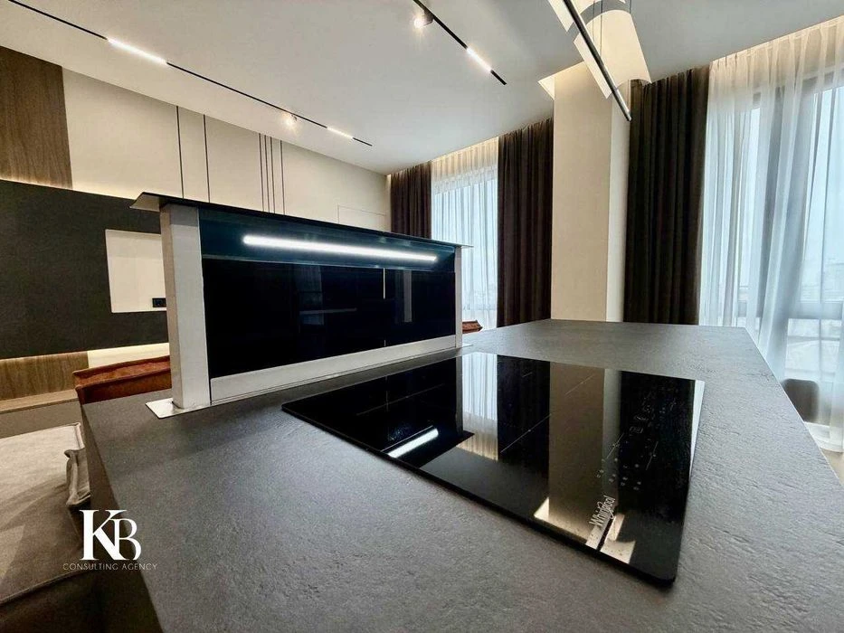4-room apartment, Center, 90m2, premium renovation, 6 windows,