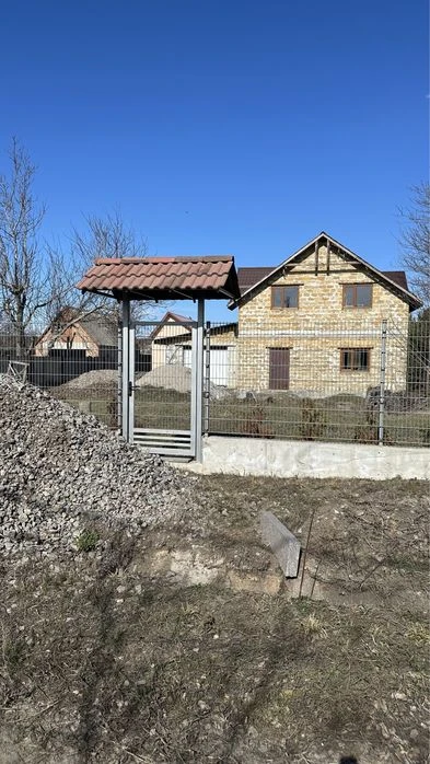 Прожаж 2х поверхового будинку з хорошою локацією .