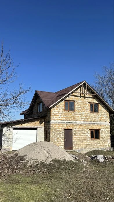 Прожаж 2х поверхового будинку з хорошою локацією .
