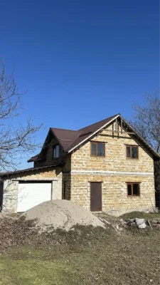 Прожаж 2х поверхового будинку з хорошою локацією .