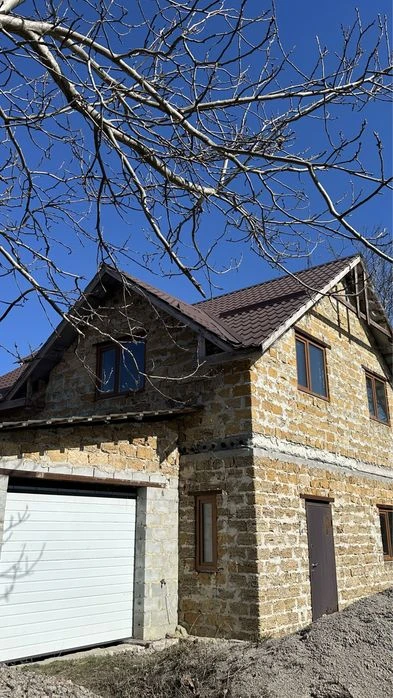 Прожаж 2х поверхового будинку з хорошою локацією .