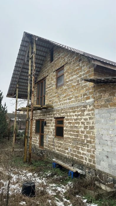 Прожаж 2х поверхового будинку з хорошою локацією .