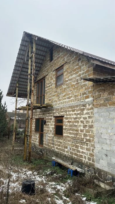 Прожаж 2х поверхового будинку з хорошою локацією .