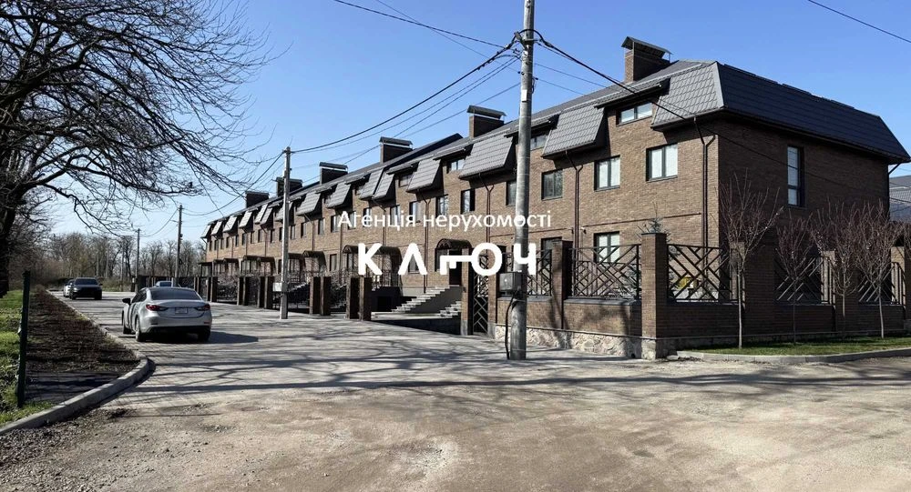 Продаж чудового таунхаусу біля парку (перша лінія!)
