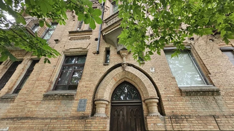 Продам 3-поверховий будинок в центрі міста