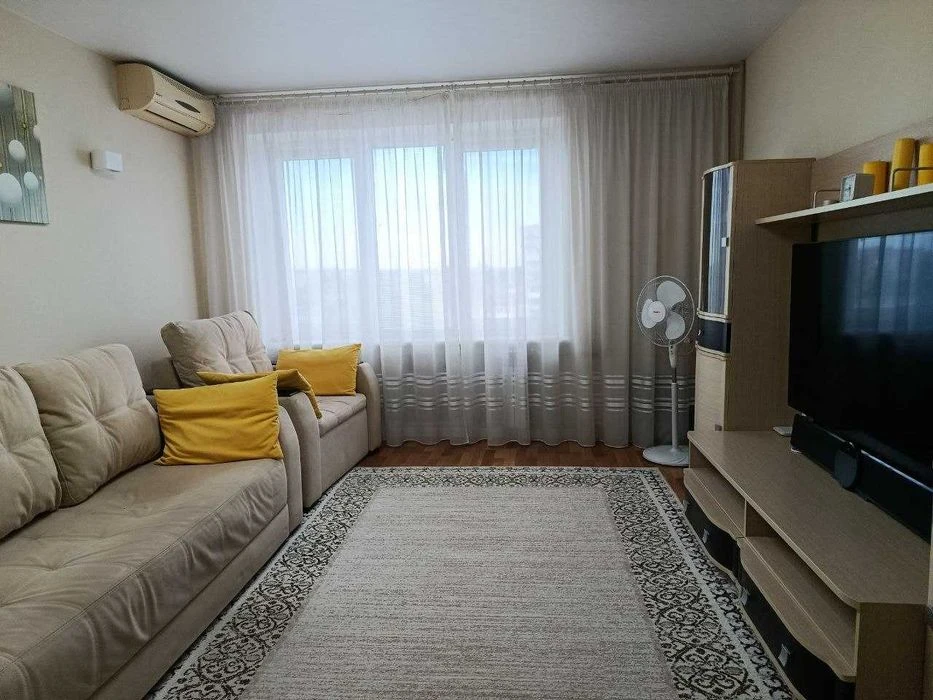 For sale bright and cozy 2-room apartment, ZhM Prydniprovsk, Left Bank (