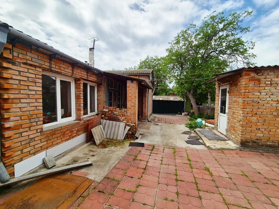3 Кімнатна. Частина-Будинку В Центрі.