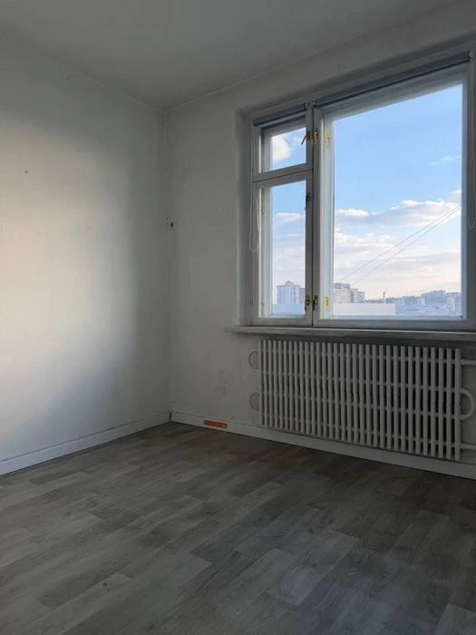 Продам 2- кімнатну квартиру біля метро