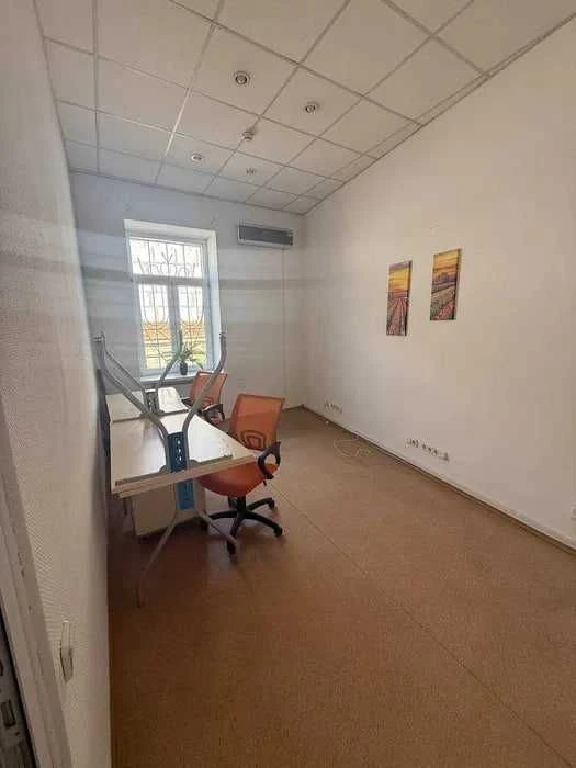 Цена снижена! Продам 4 комн.кв., Центр, м. Площадь Конституц
