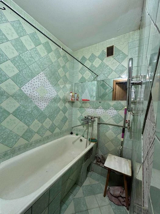 Продам 2-х к. кв. Героев Труда (Нескорених) , 33. Метро Геро