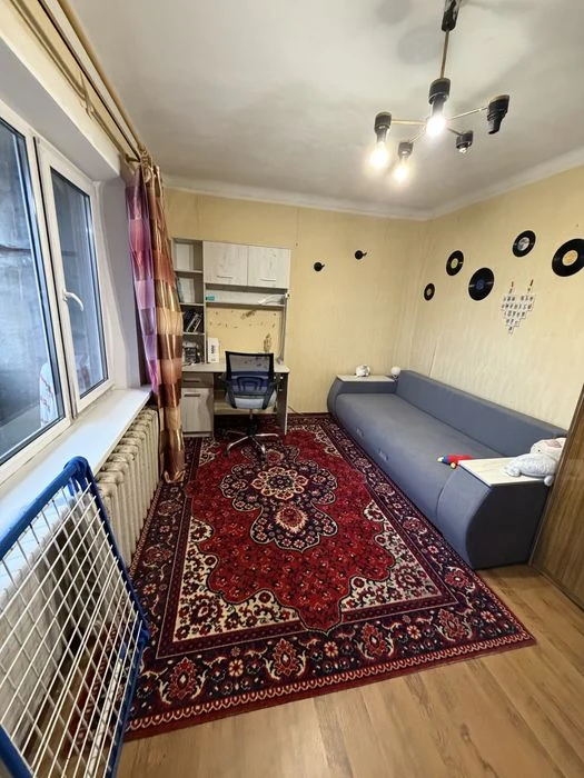 Продам 2 кімнатну квартиру, 70м2, пров. 23 серпня, 10