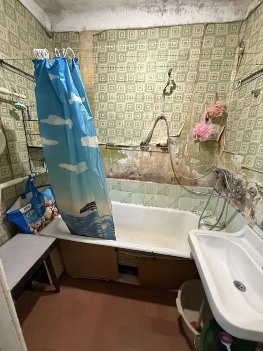 Продам 2 кімнатну квартиру, 70м2, пров. 23 серпня, 10