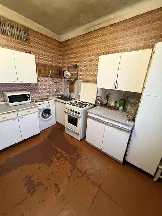Продам 2 кімнатну квартиру, 70м2, пров. 23 серпня, 10