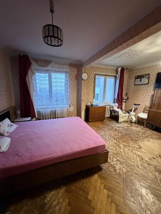 Продам 2 кімнатну квартиру, 70м2, пров. 23 серпня, 10