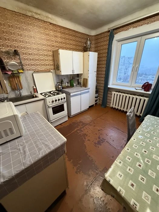 Продам 2 кімнатну квартиру, 70м2, пров. 23 серпня, 10