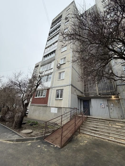 Продам 2 кімнатну квартиру, 70м2, пров. 23 серпня, 10