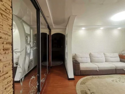 Urgent! 3-room apartment for sale on Ukrainska Street