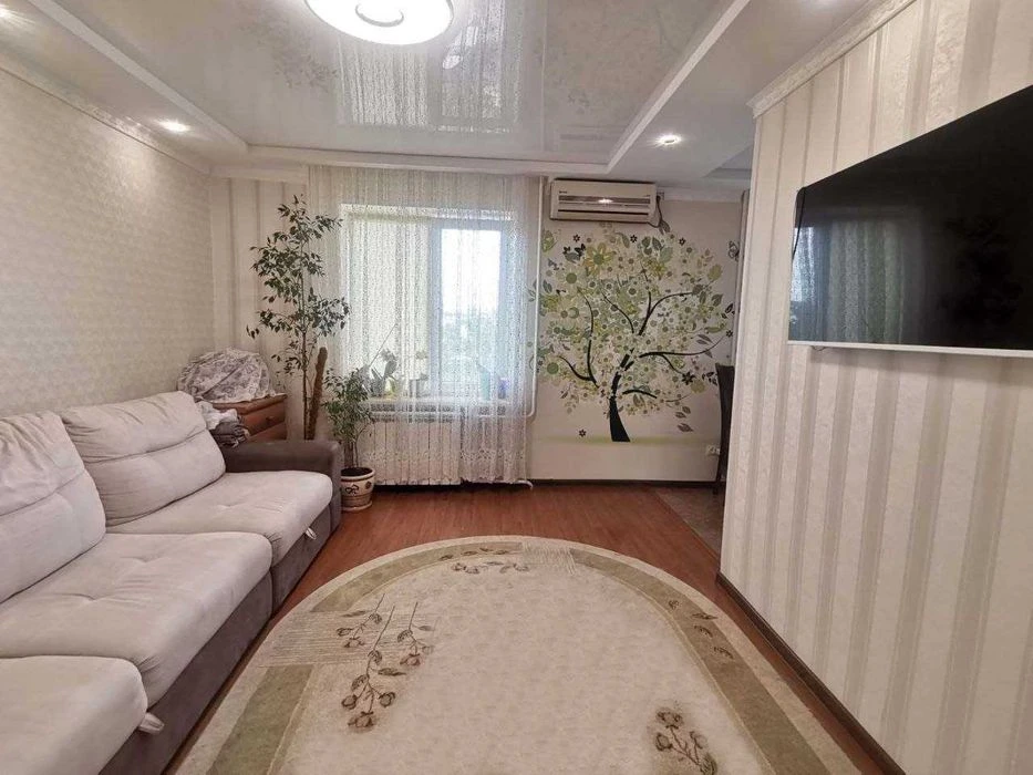Urgent! 3-room apartment for sale on Ukrainska Street