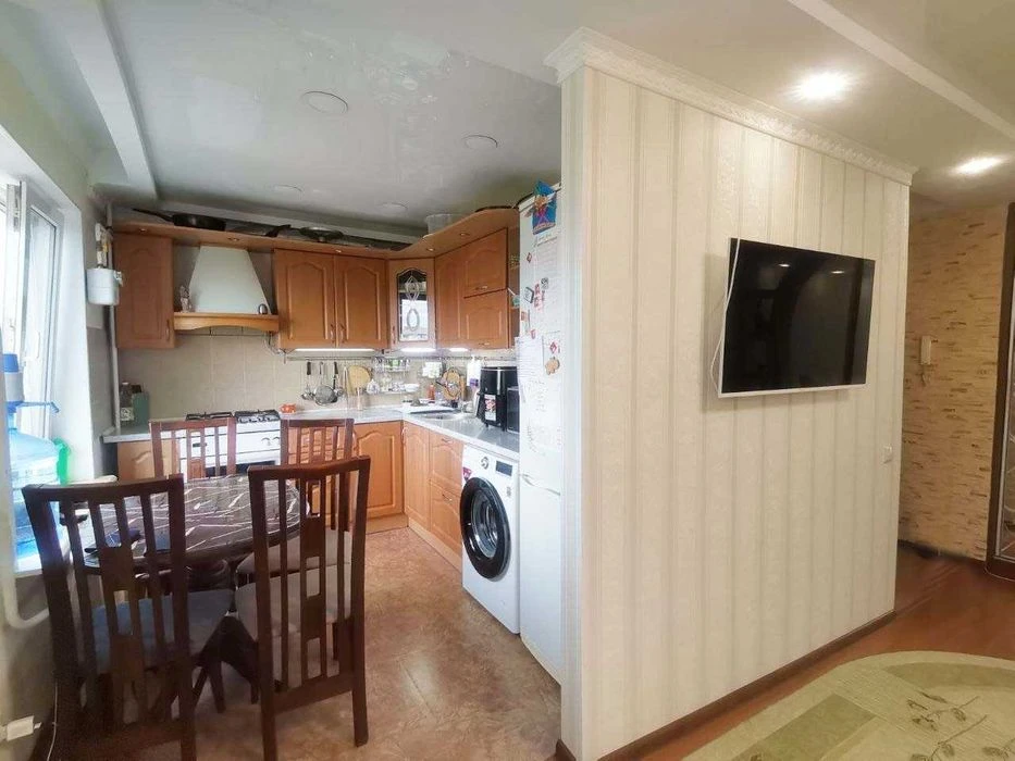 Urgent! 3-room apartment for sale on Ukrainska Street