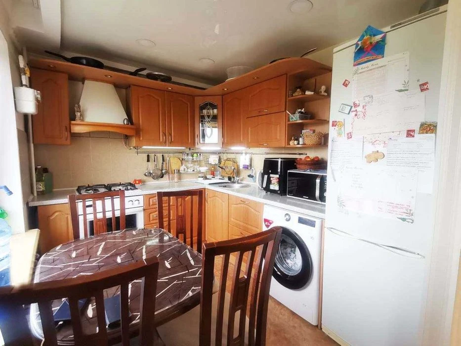 Urgent! 3-room apartment for sale on Ukrainska Street