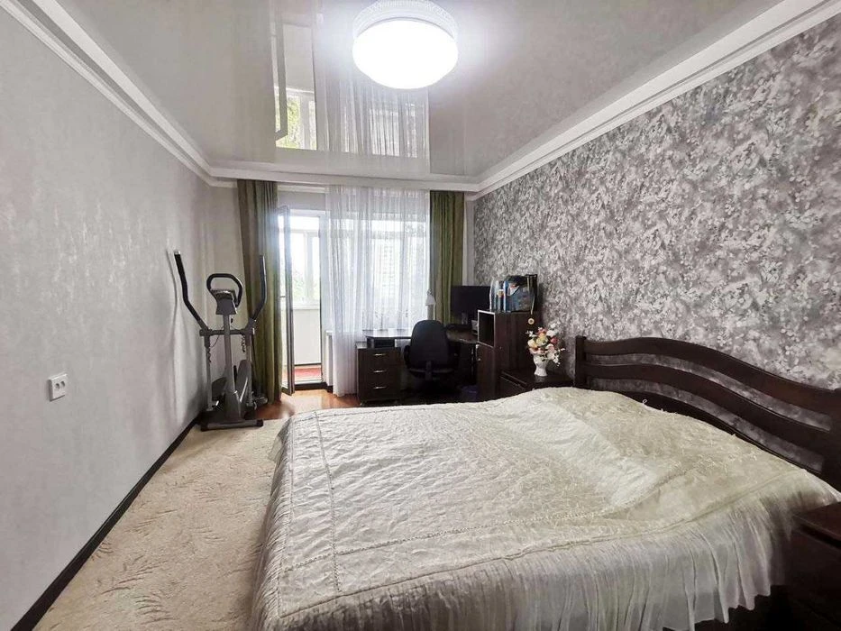 Urgent! 3-room apartment for sale on Ukrainska Street