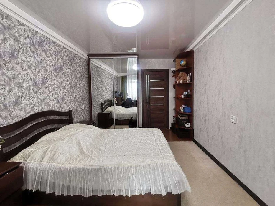 Urgent! 3-room apartment for sale on Ukrainska Street
