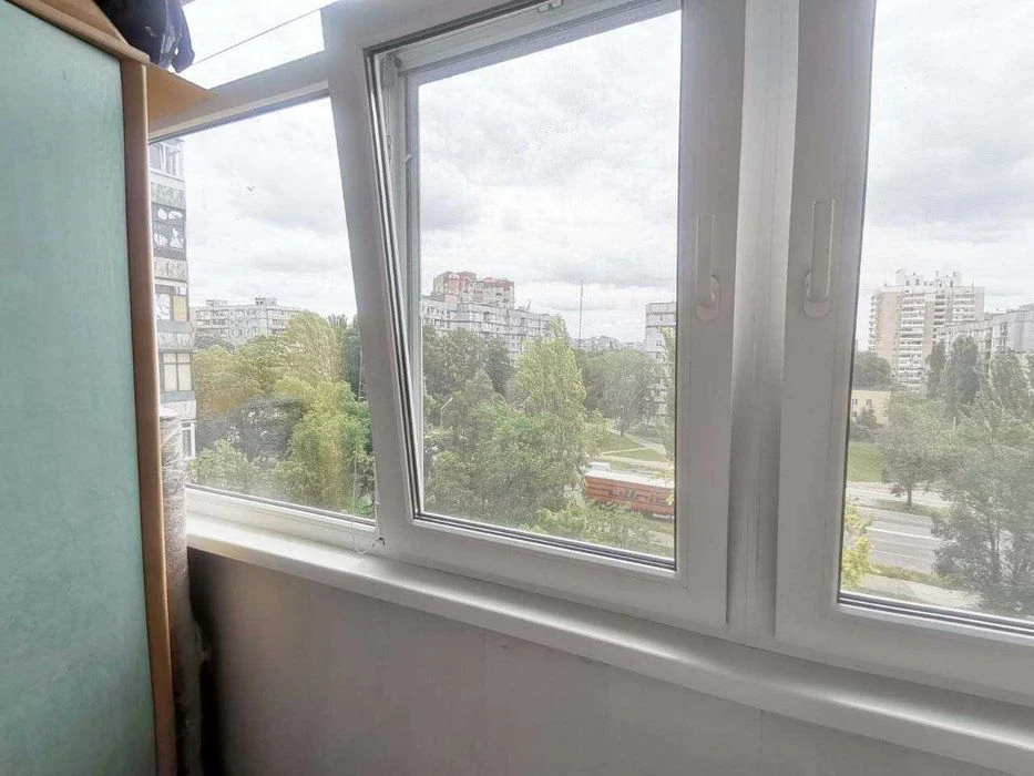 Urgent! 3-room apartment for sale on Ukrainska Street