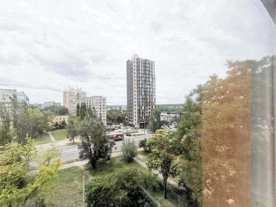Urgent! 3-room apartment for sale on Ukrainska Street