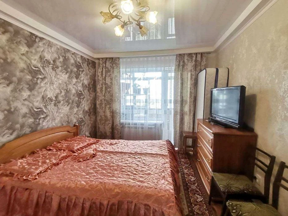 Urgent! 3-room apartment for sale on Ukrainska Street
