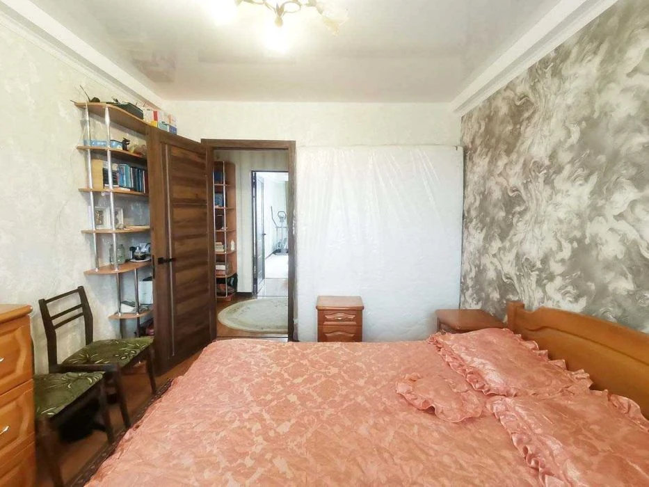 Urgent! 3-room apartment for sale on Ukrainska Street