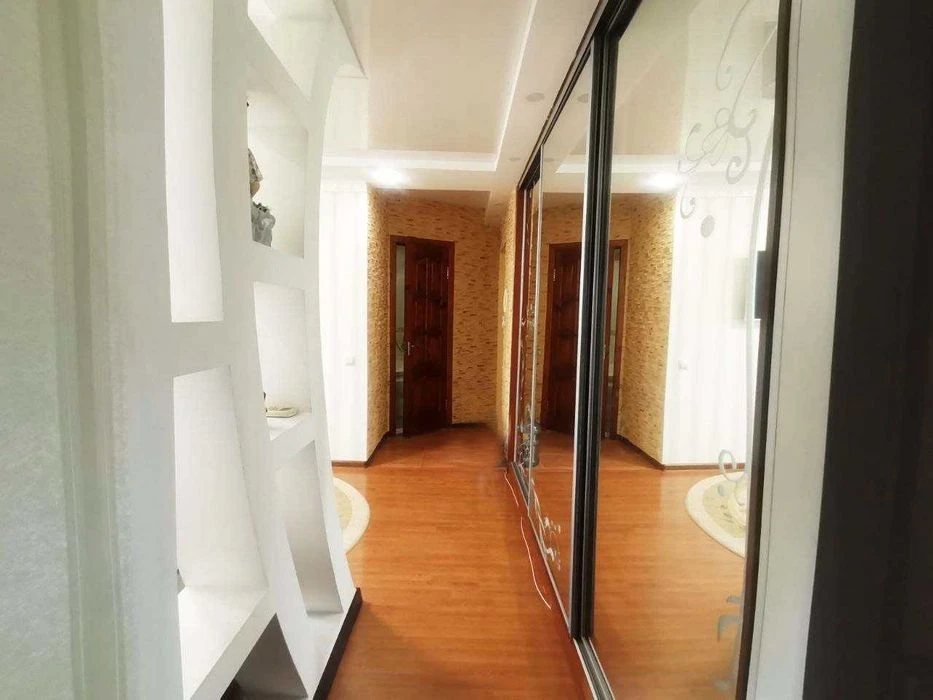 Urgent! 3-room apartment for sale on Ukrainska Street