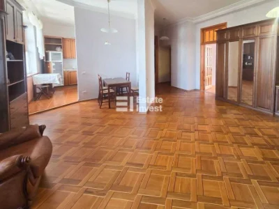 Продам 3 кімн. квартиру в центрі по вул. Майка Йогансена, 14