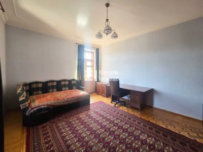 Продам 3 кімн. квартиру в центрі по вул. Майка Йогансена, 14