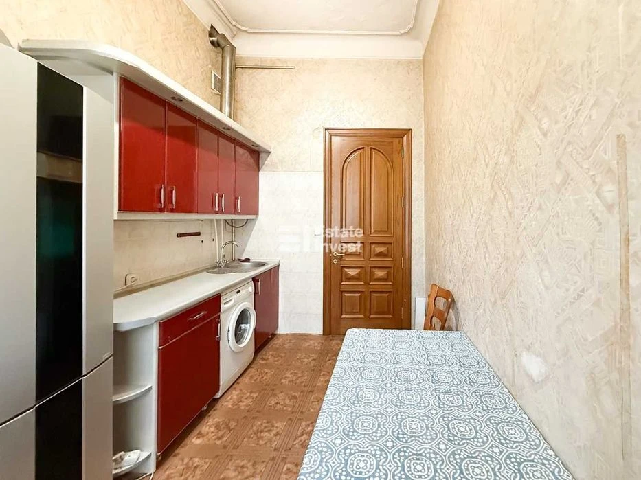 Продам 2 кімн. квартиру за адресою: Куликівський узвіз, 14