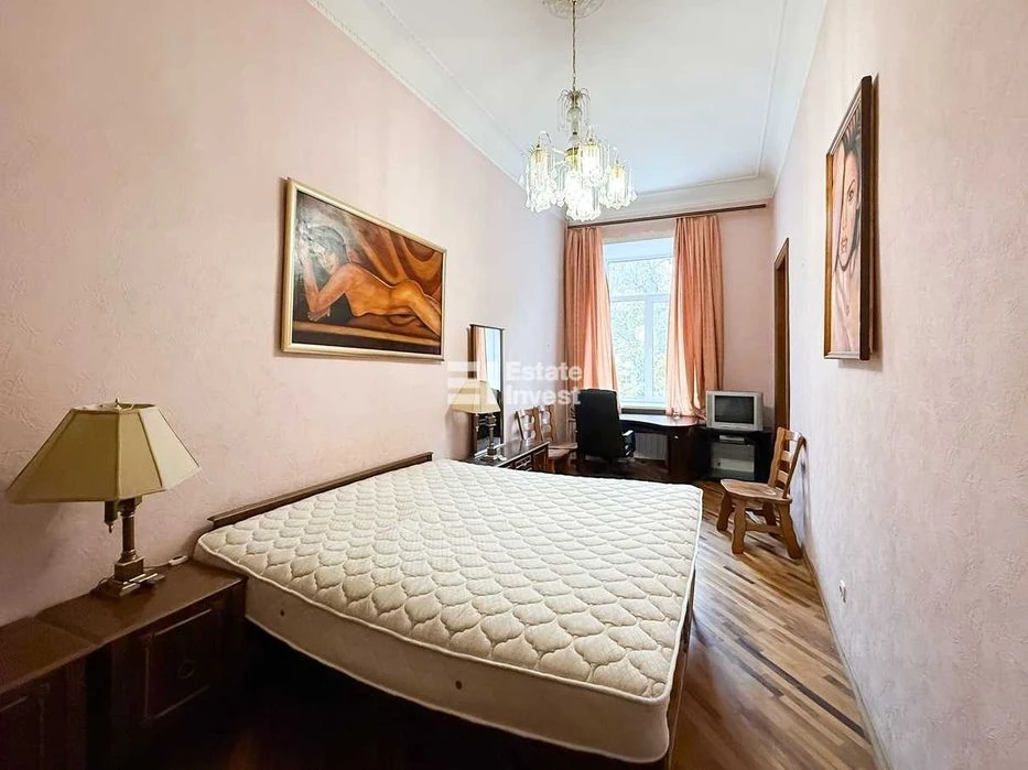 Продам 2 кімн. квартиру за адресою: Куликівський узвіз, 14
