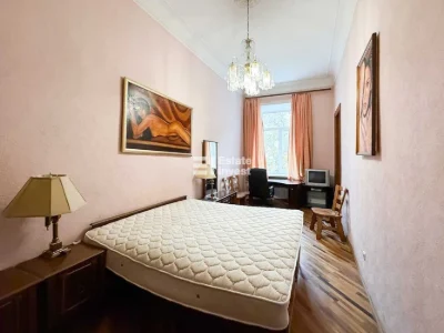 Продам 2 кімн. квартиру за адресою: Куликівський узвіз, 14