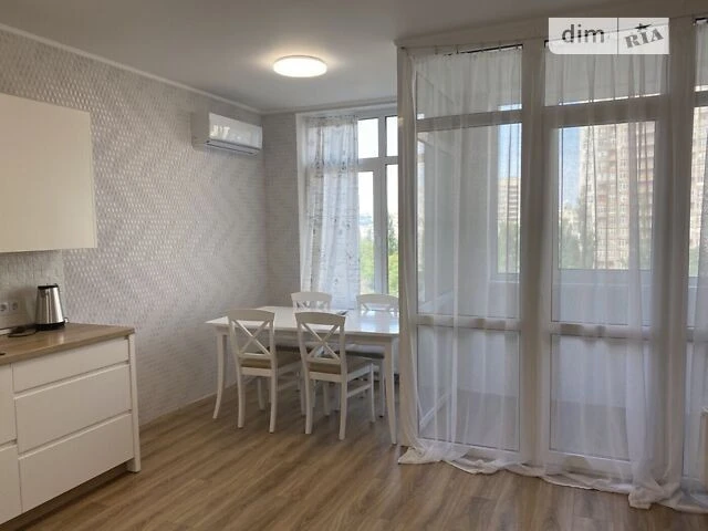 Продаж 3к квартири 87.8 кв. м на вул. Євгена Сверстюка 6 • I