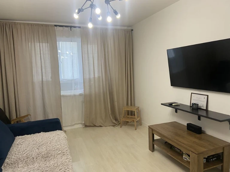 Продам 3к квартиру Олимпийская.Метро Палац спорта