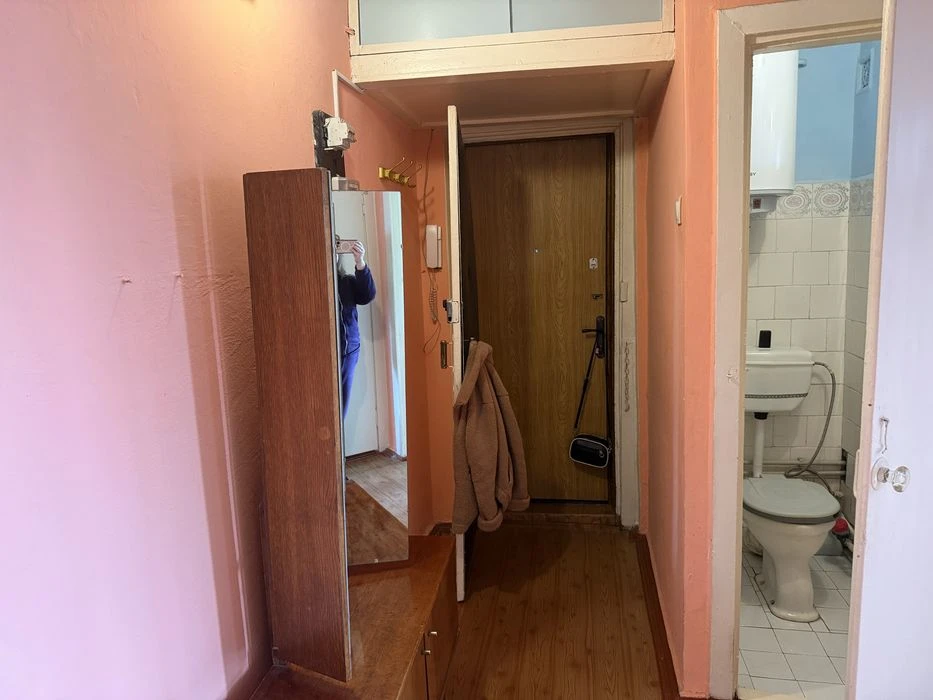 Продам 2 кімнатну квартрру біля метро Індустріальна