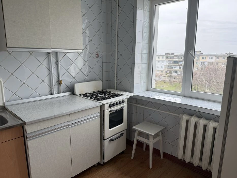 Продам 2 кімнатну квартрру біля метро Індустріальна