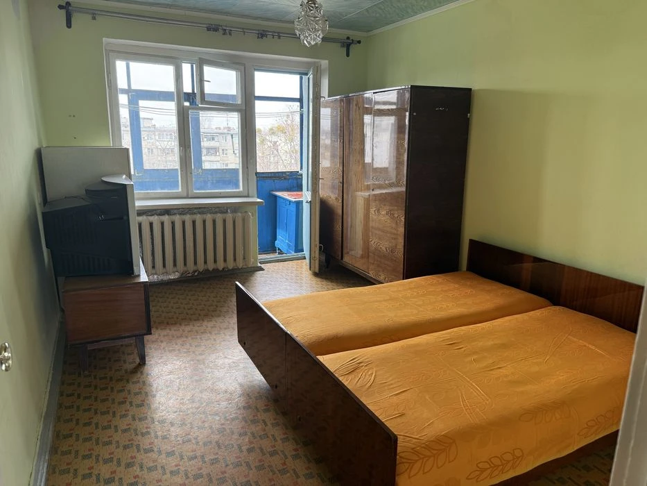 Продам 2 кімнатну квартрру біля метро Індустріальна