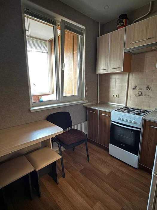 Продаж 1-кімн. кв., 9/10,  метро Наукова