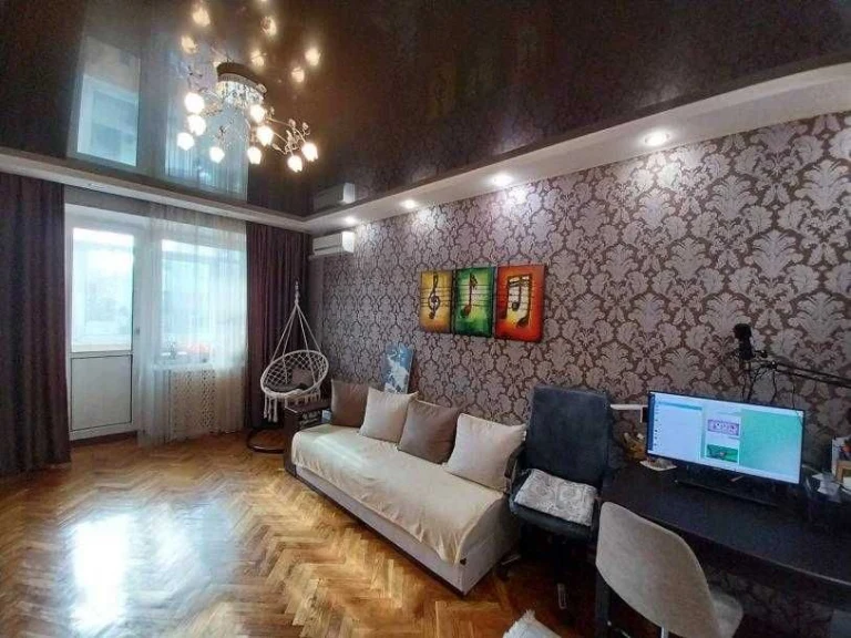 Продам 2х комнатную  сталинку. Сертификат+